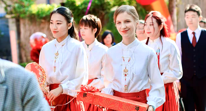 2023年，韩琳琳担任中国寄宿妹妹婚礼伴娘.png