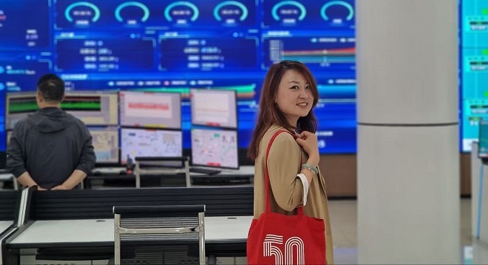 徐珊在中国工厂考察搭建国际贸易桥梁.jpg